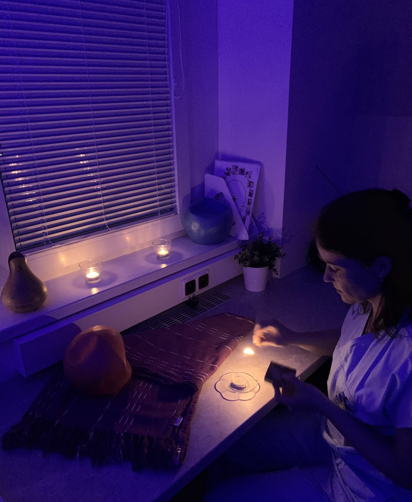 Klidná atmosféra porodního pokoje se svíčkami a aromalampou.
